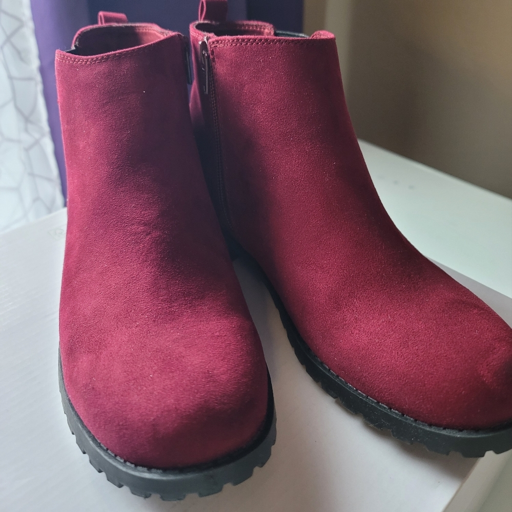 NEW Sonoma Woman's Suede Burgundy Booties Size 7.5